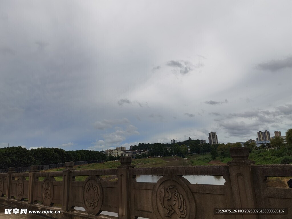 阴天户外围栏风景