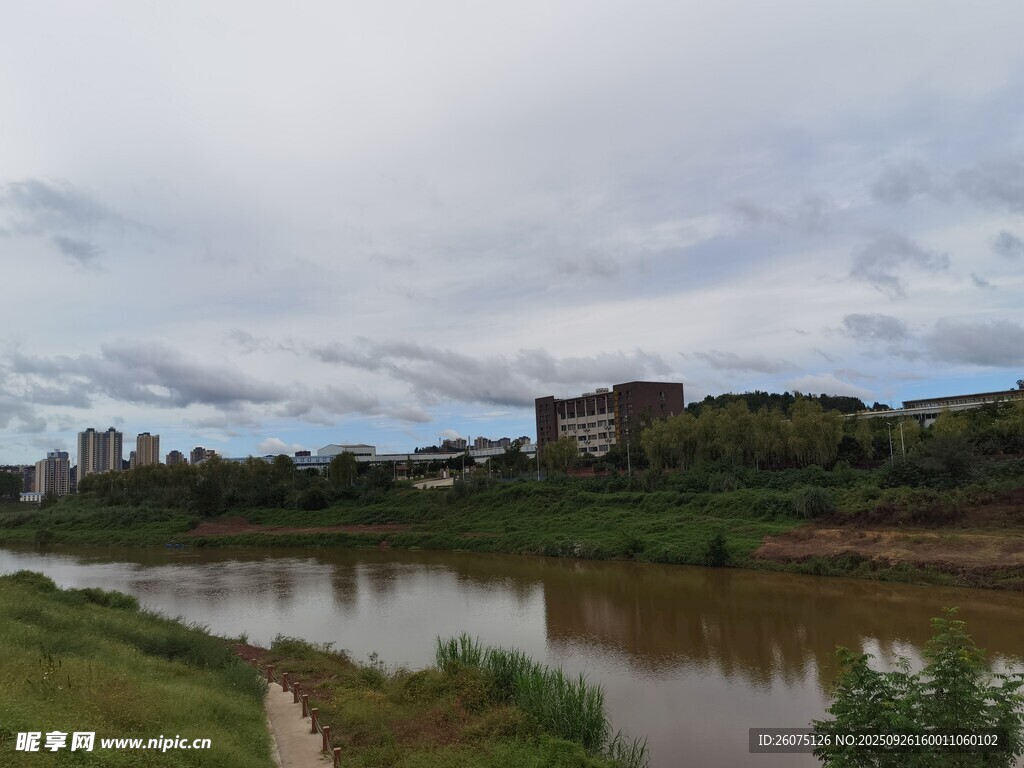 河畔风光宁静乡村景致