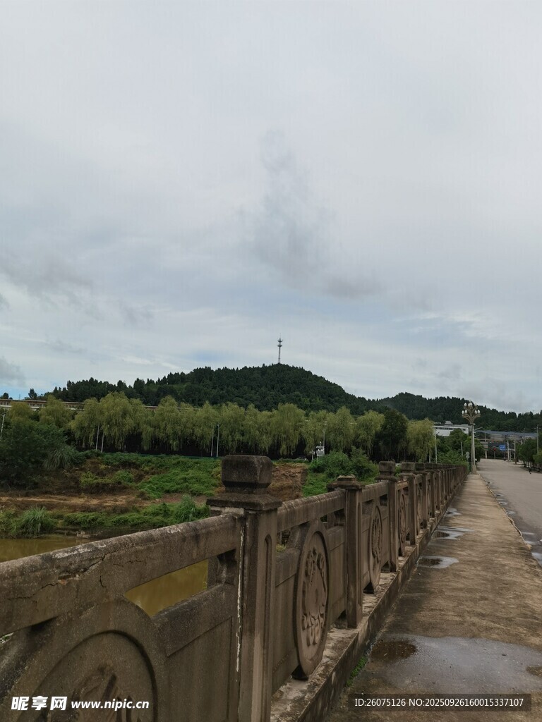 雨中古朴石桥与周边景致