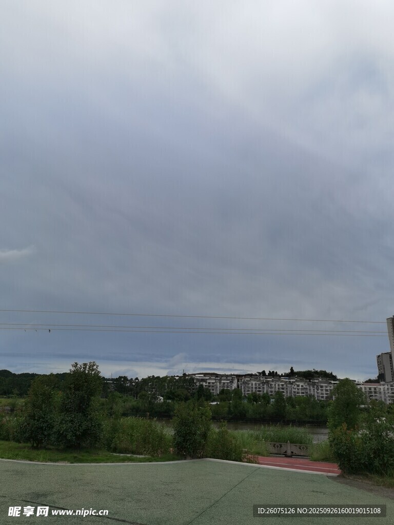 城郊风景开阔草地与远楼