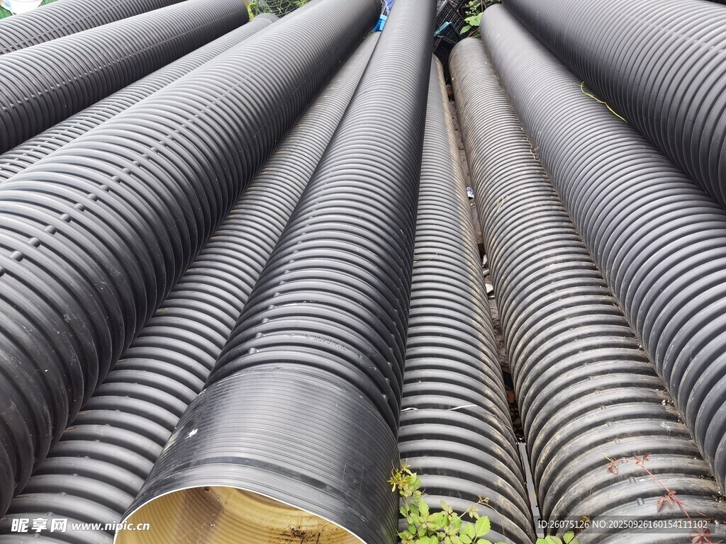 黑色波纹管道整齐堆放