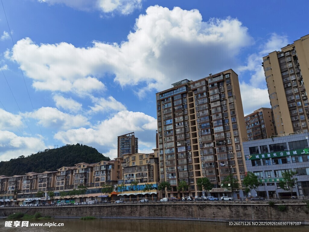城市河畔高楼风景