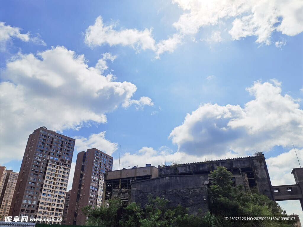 城市蓝天与高楼景观