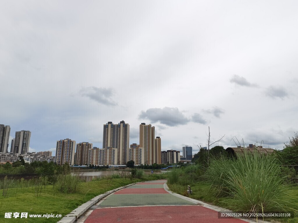 城市旁的多彩步道景观
