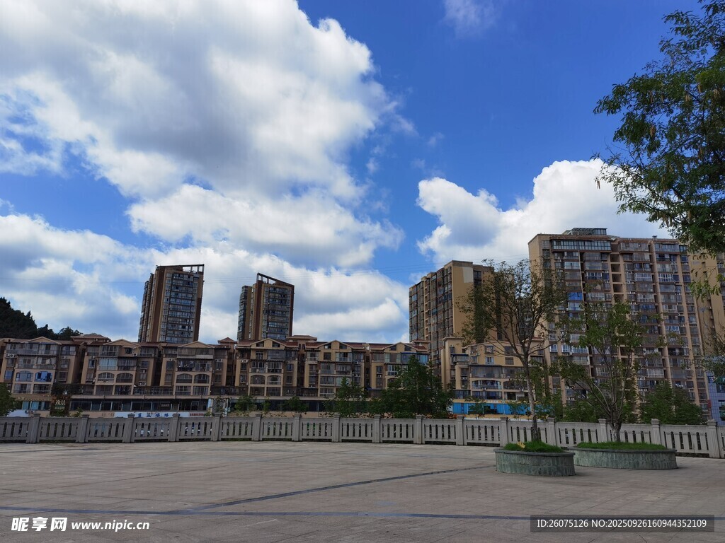 城市风光下的开阔场景