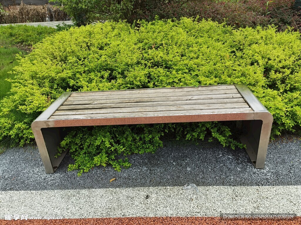 户外木质长椅绿意环绕