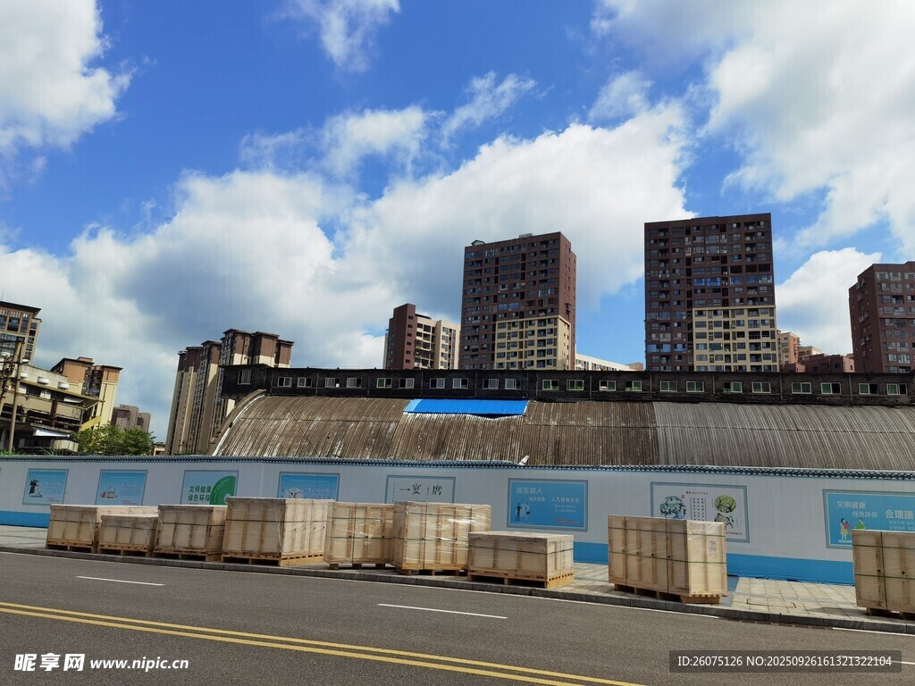 城市施工场景中的围栏与建筑