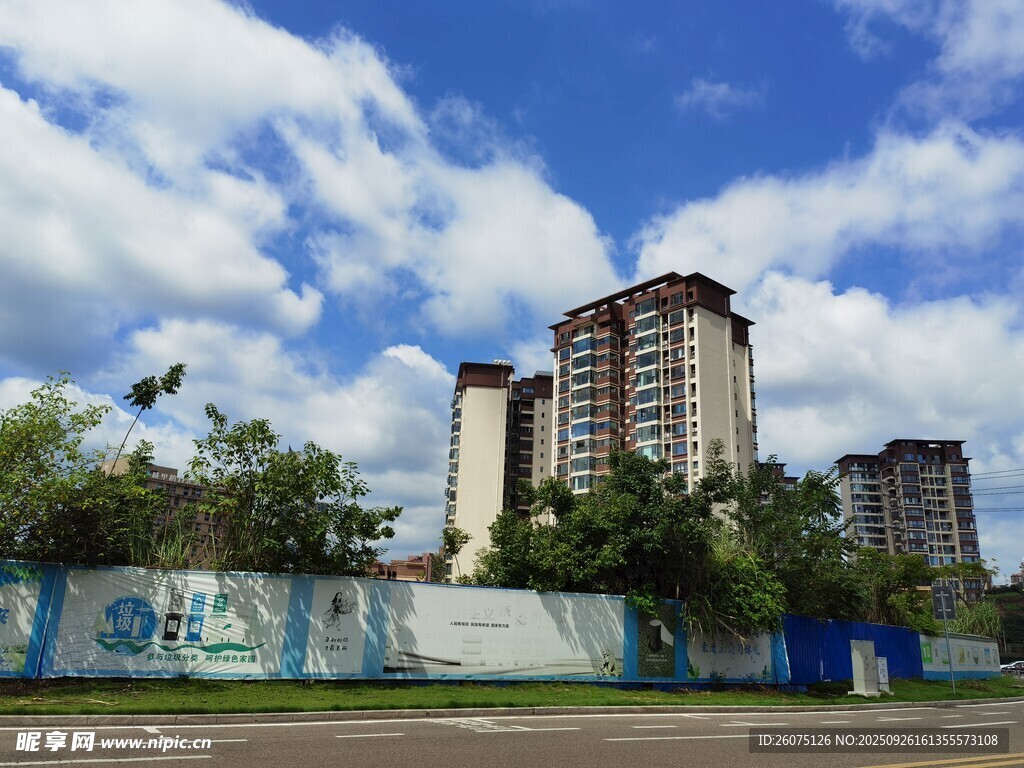 城市高楼与蓝天白云景观