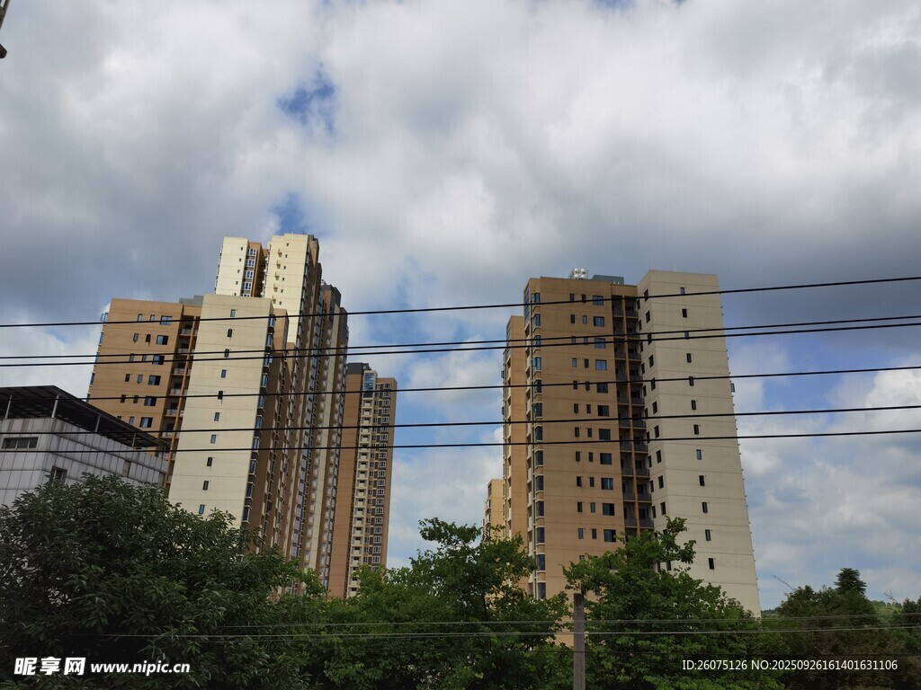 城市高楼与蓝天白云景观