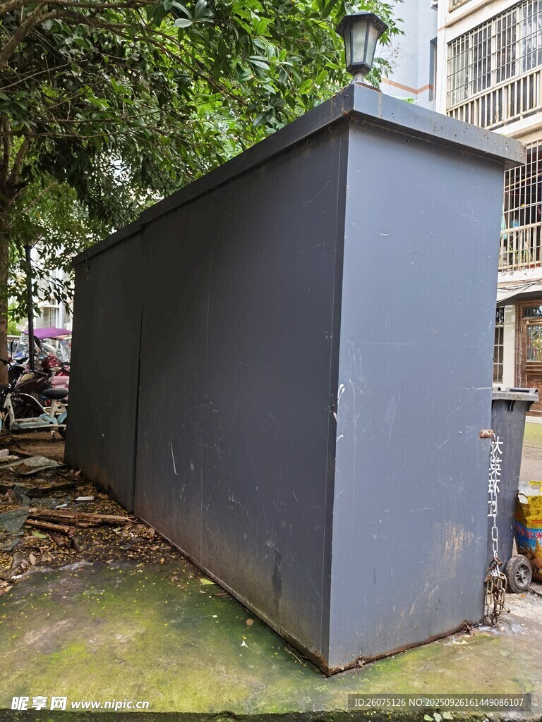 户外灰色金属箱体设施