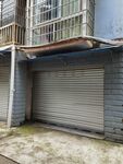 老旧建筑旁的卷帘门车库