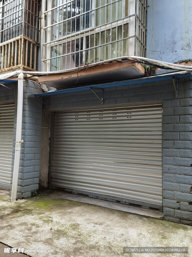 老旧建筑旁的卷帘门车库