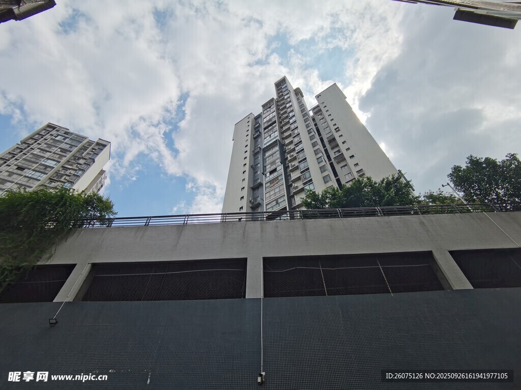 城市高楼与蓝天白云景观