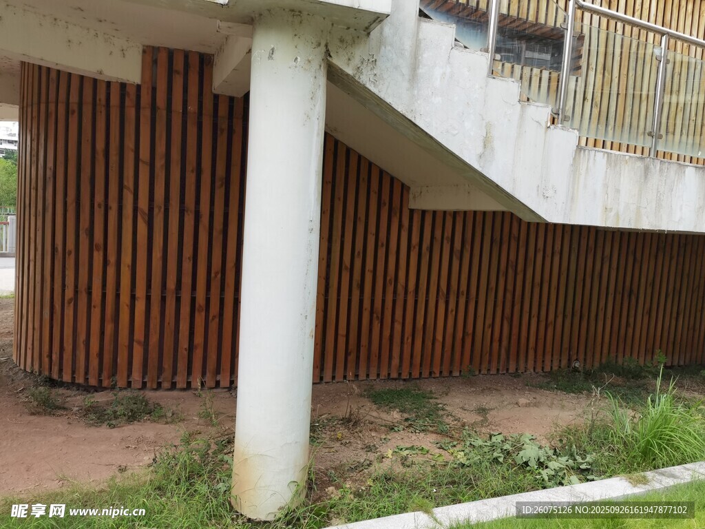 木质围栏下的建筑立柱