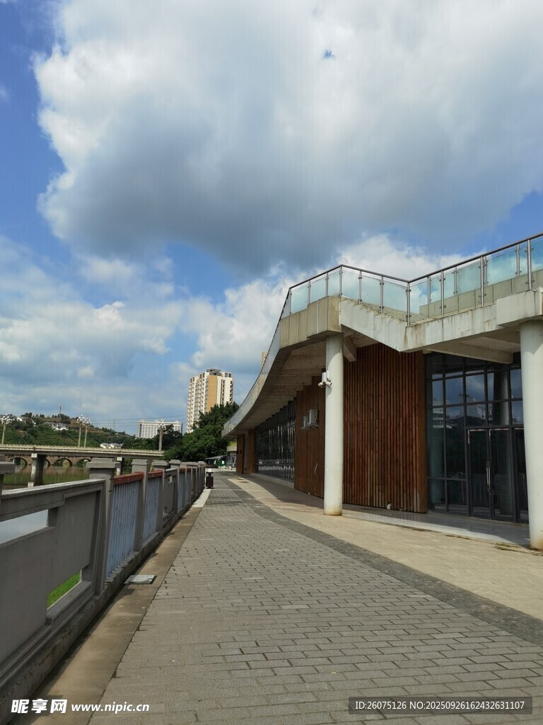 河畔现代建筑旁的步道