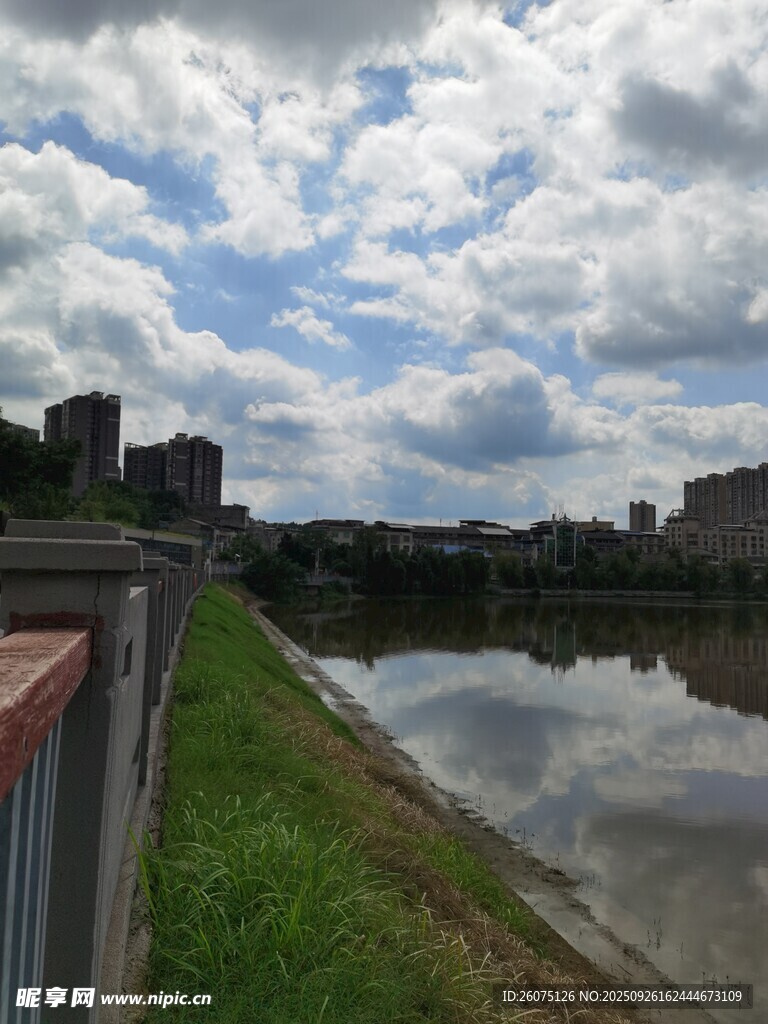 河畔城市风光宁静美好