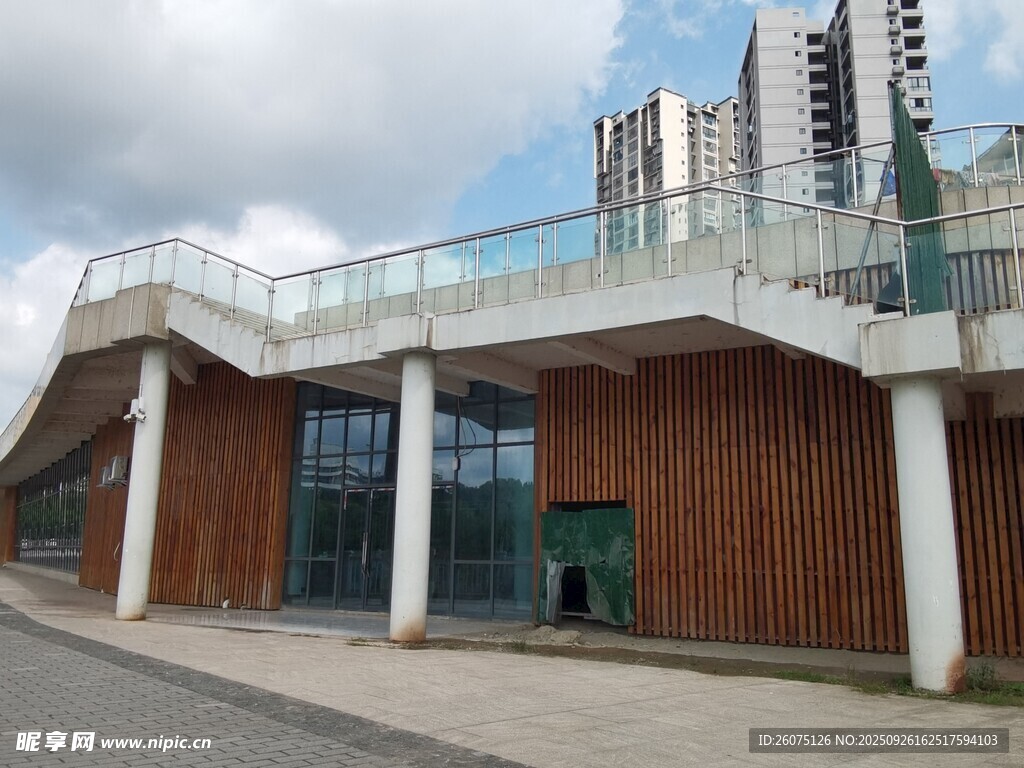 现代风格弧形建筑外观