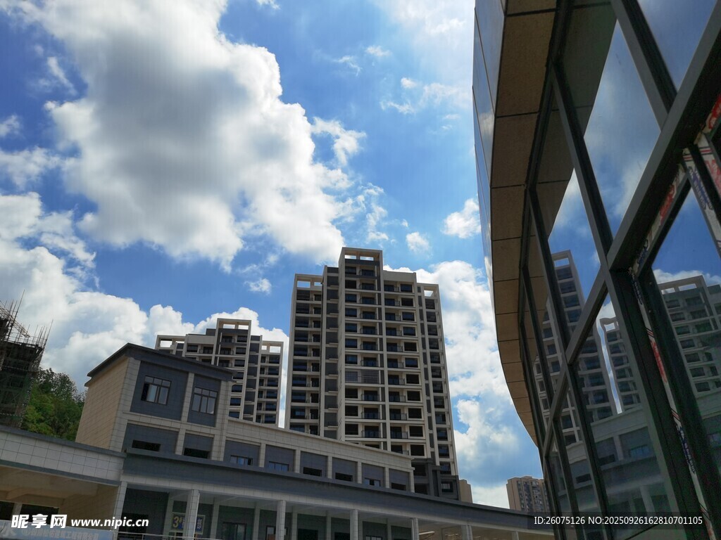 城市高楼与蓝天白云景观