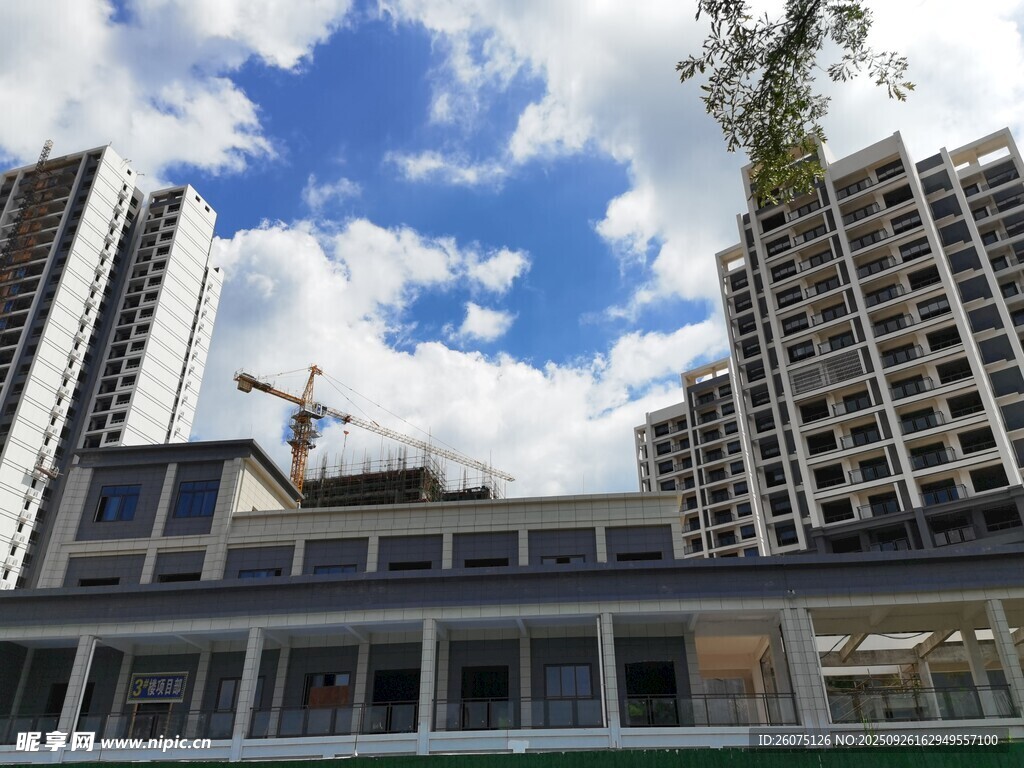 城市在建高楼与蓝天白云