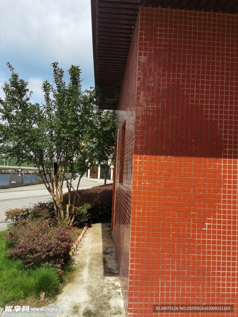 红砖建筑旁的绿植景观