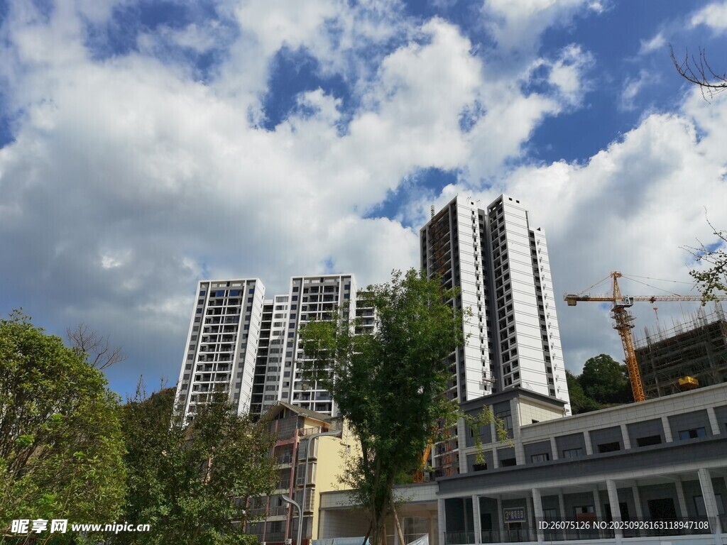 城市高楼与蓝天白云景观