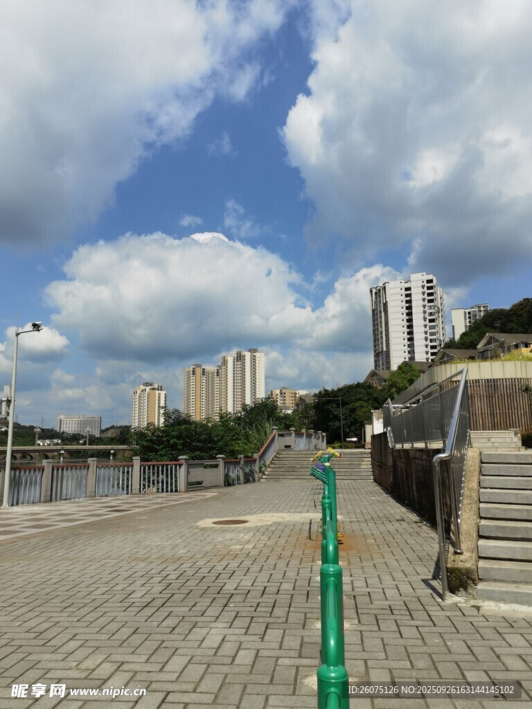 城市河畔步道风景
