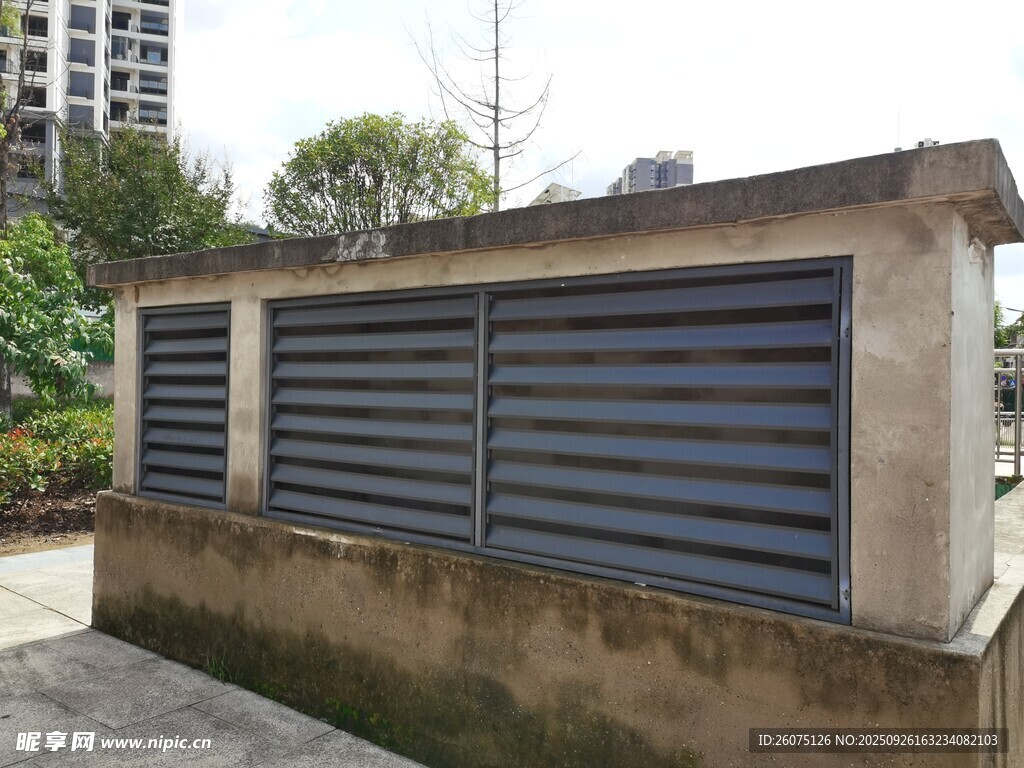 户外蓝色百叶窗建筑设施