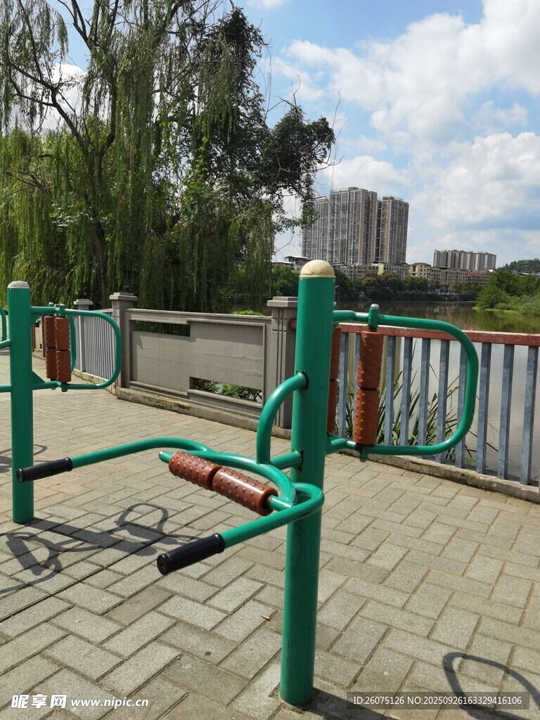 户外小区健身器材场景