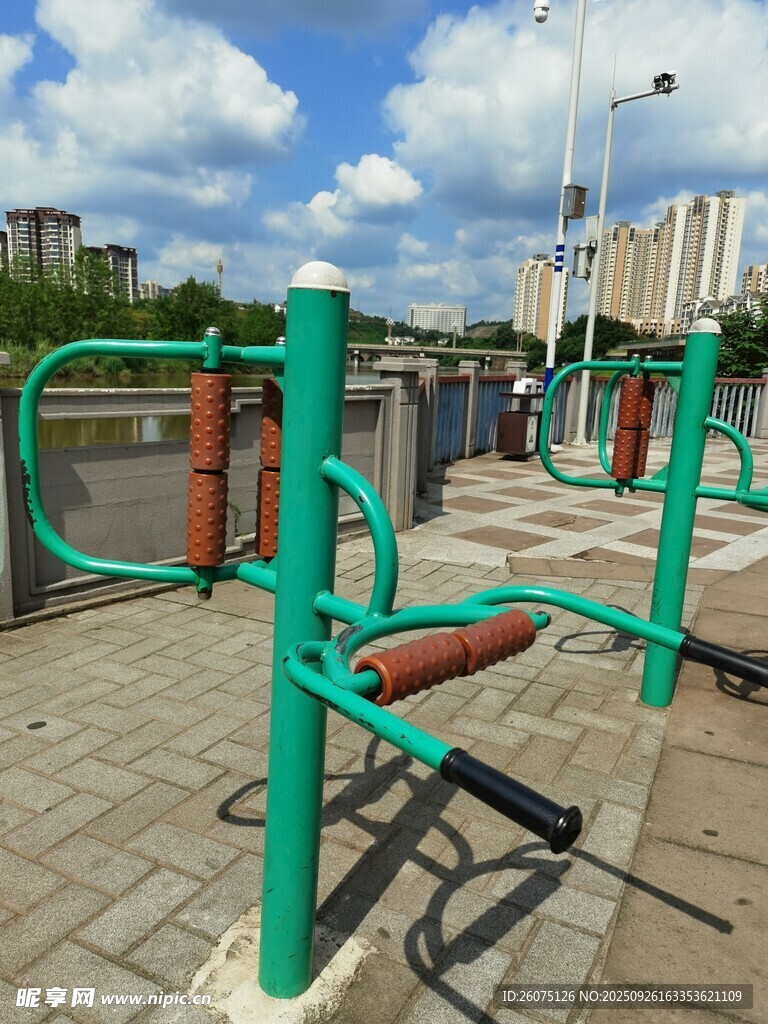 户外绿色健身器材设施