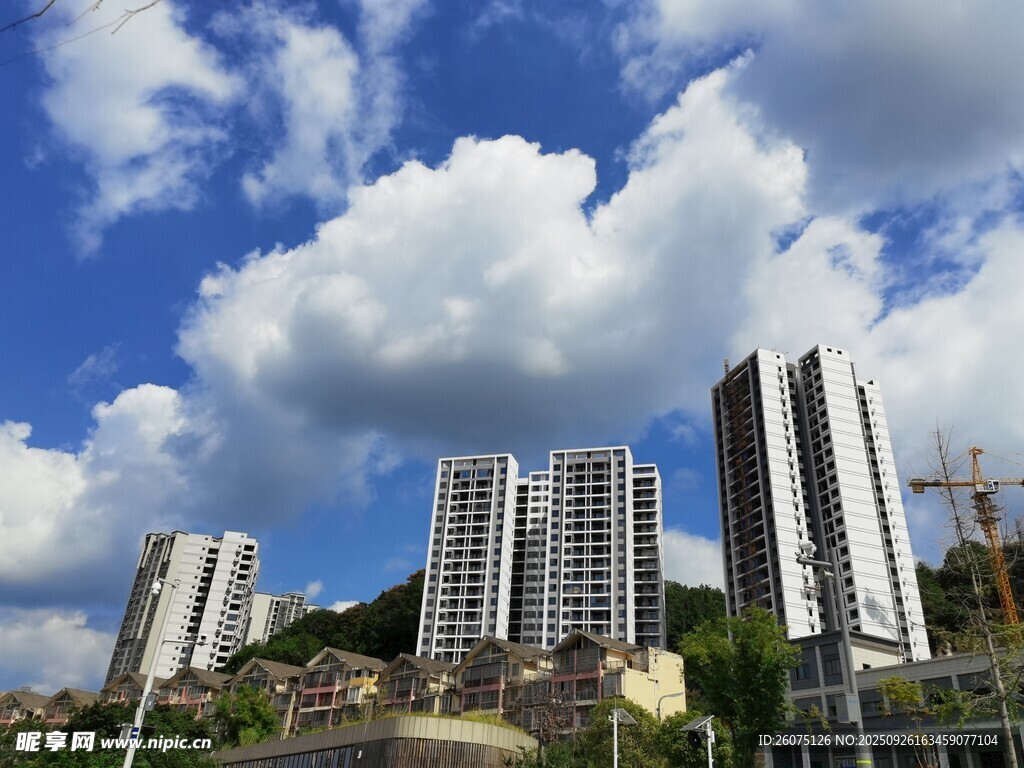 城市高楼与蓝天白云景观