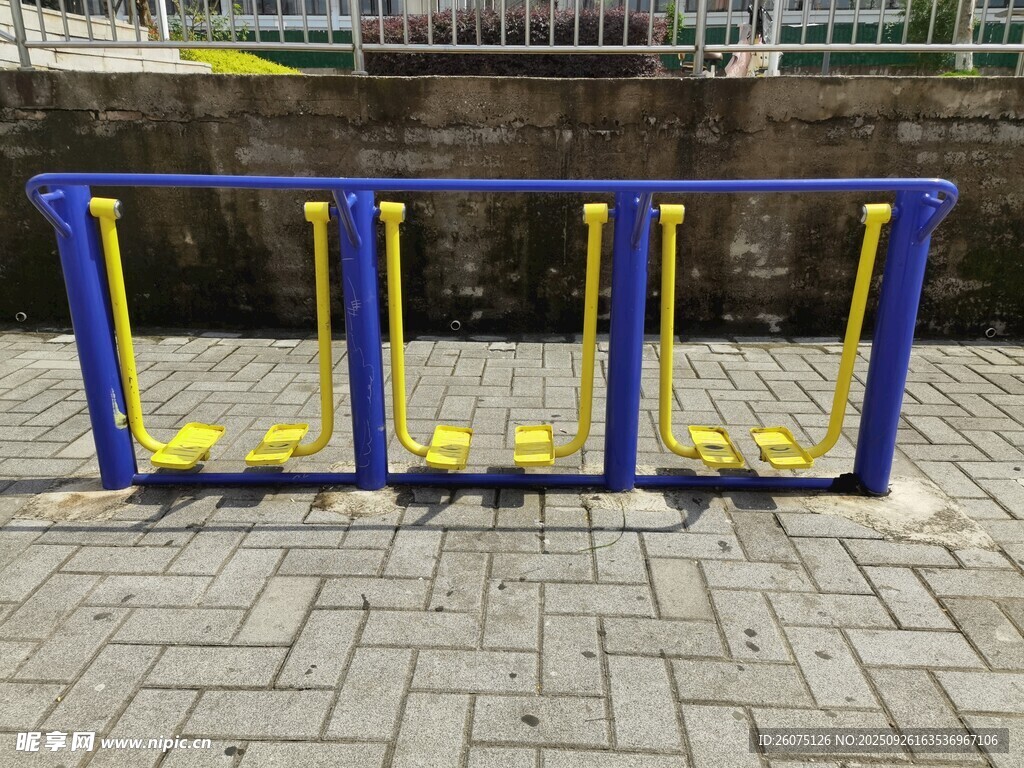 户外蓝色健身器材