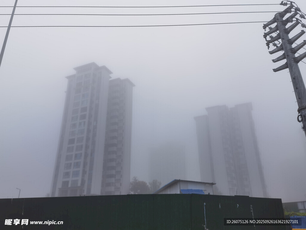 雾中高楼景观