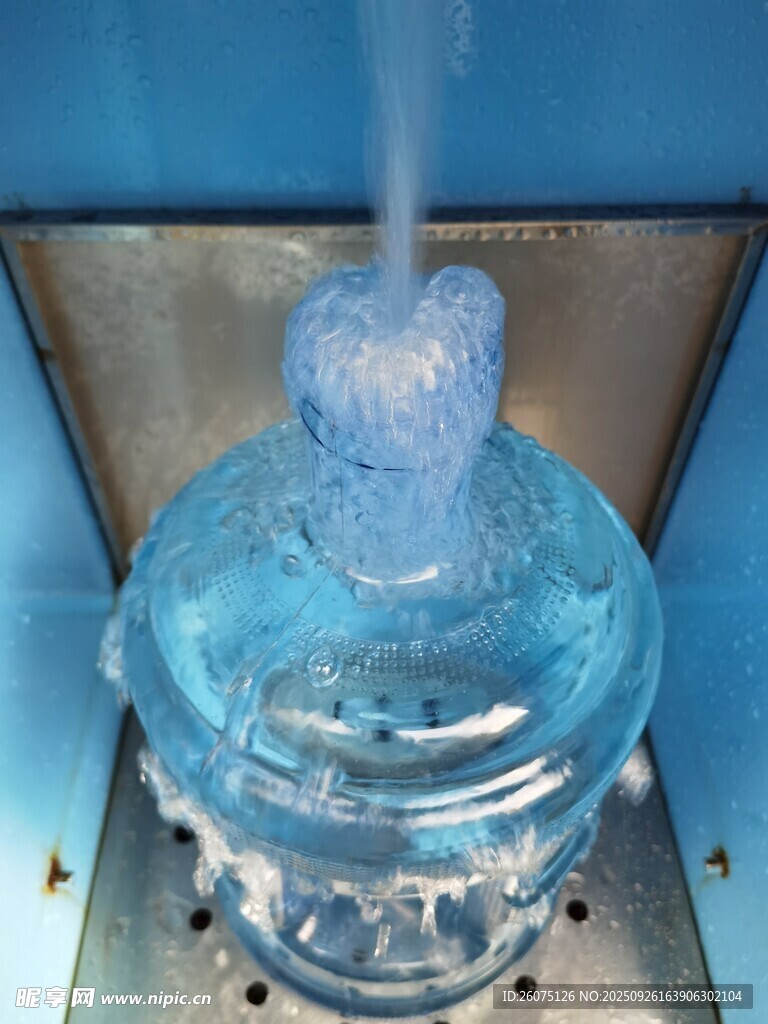 饮水机上水瞬间