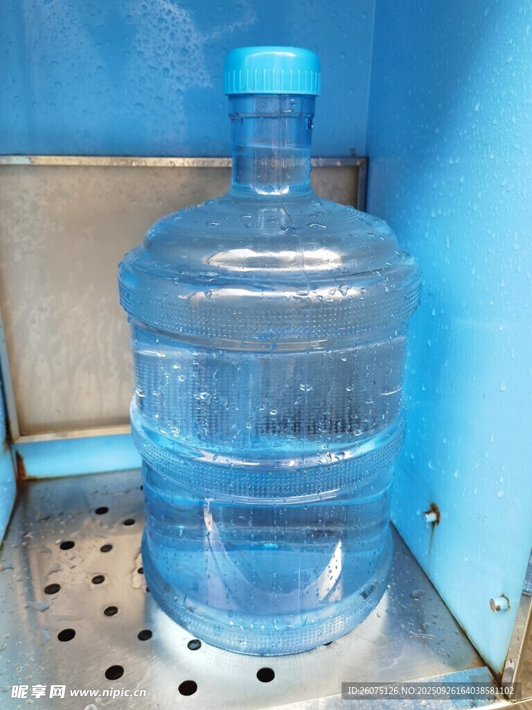 蓝色大瓶装饮用水