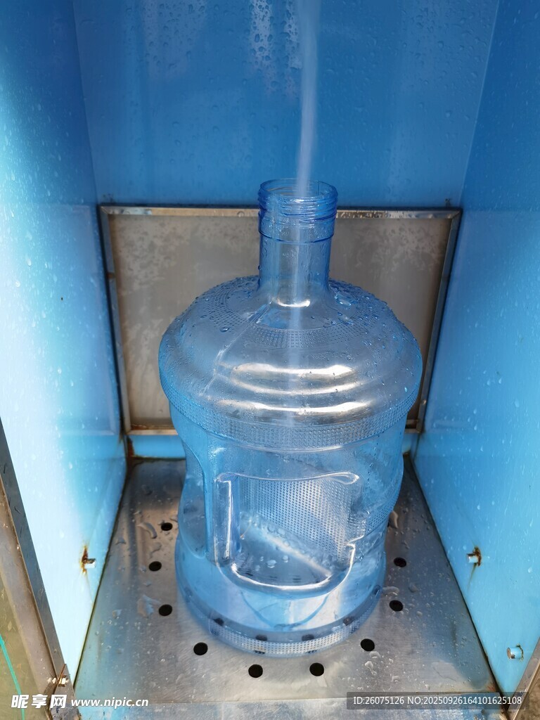 蓝色饮水机上的纯净水桶