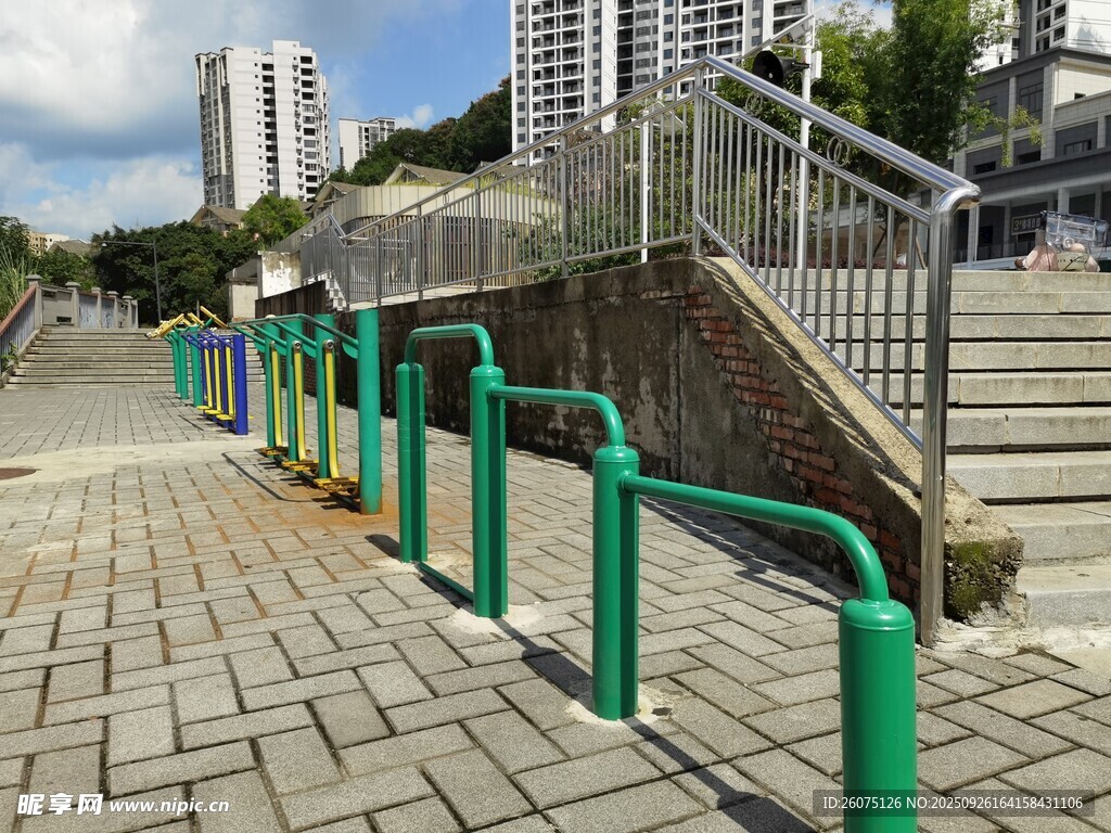 城市步道旁的绿色护栏设施