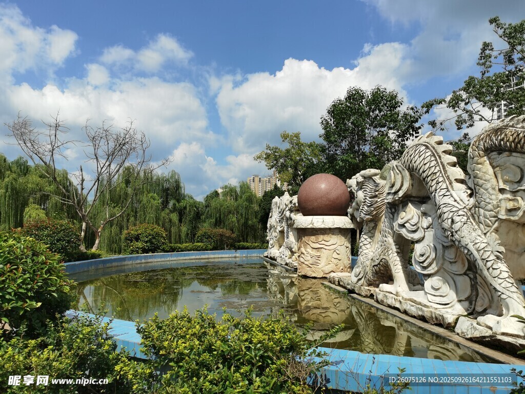 湖畔雕塑景观