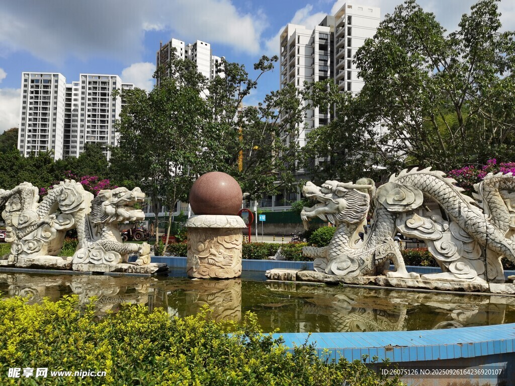 城市园林中的精美石雕景观
