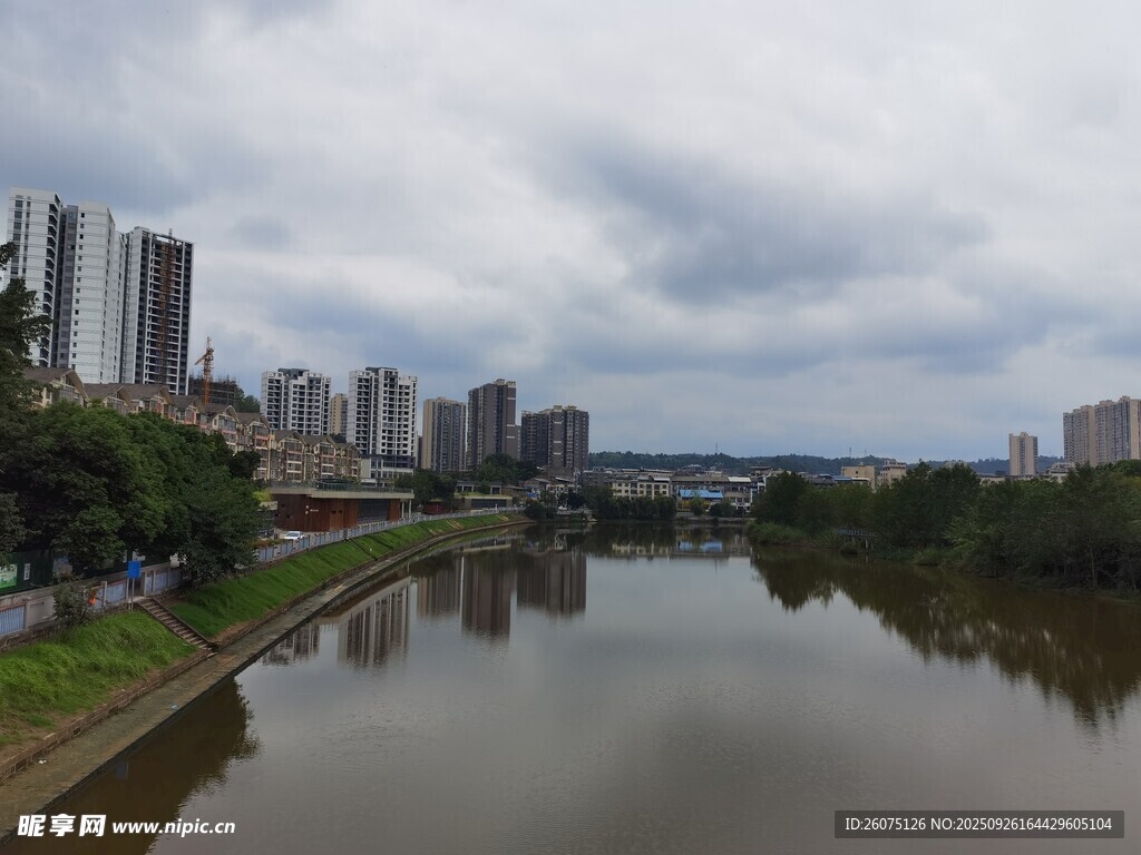 城市河畔风景