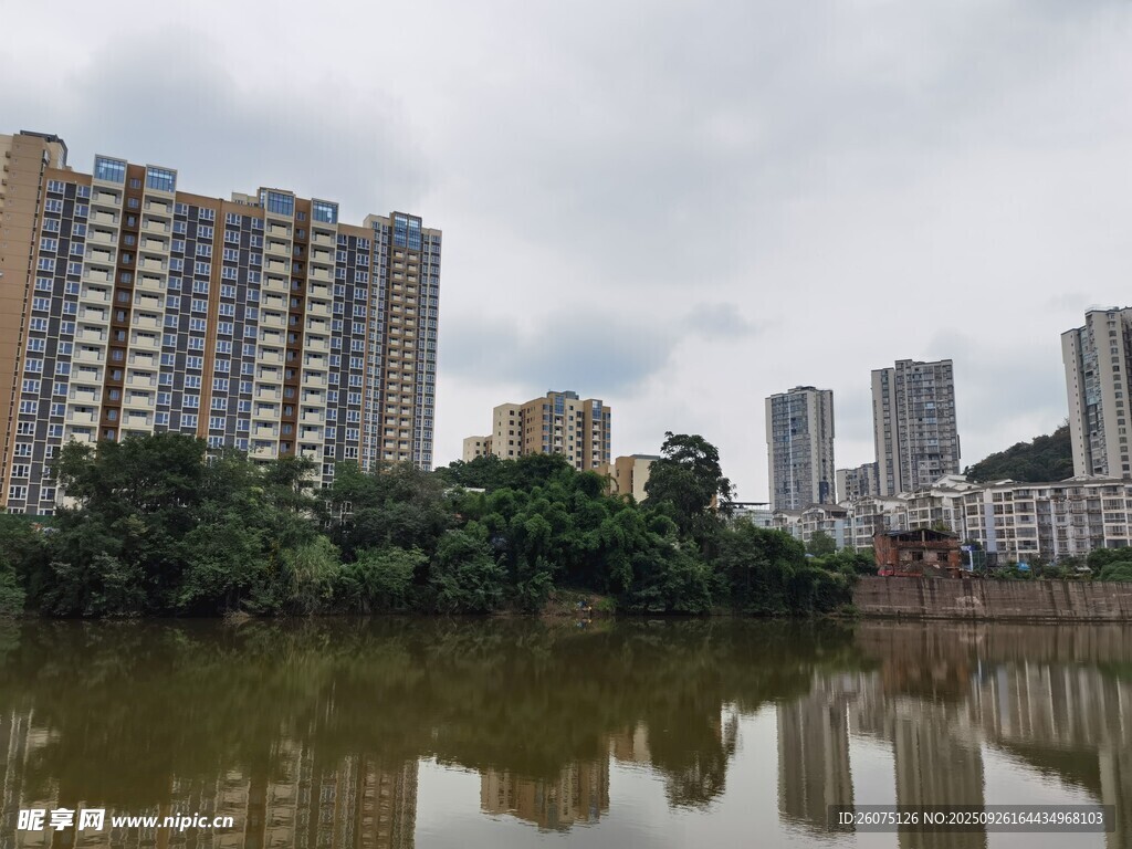 河畔高楼林立的城市景致