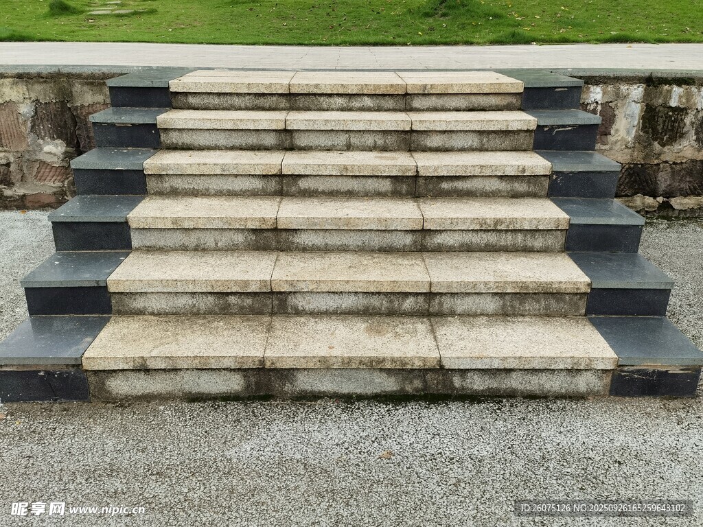 古朴石阶