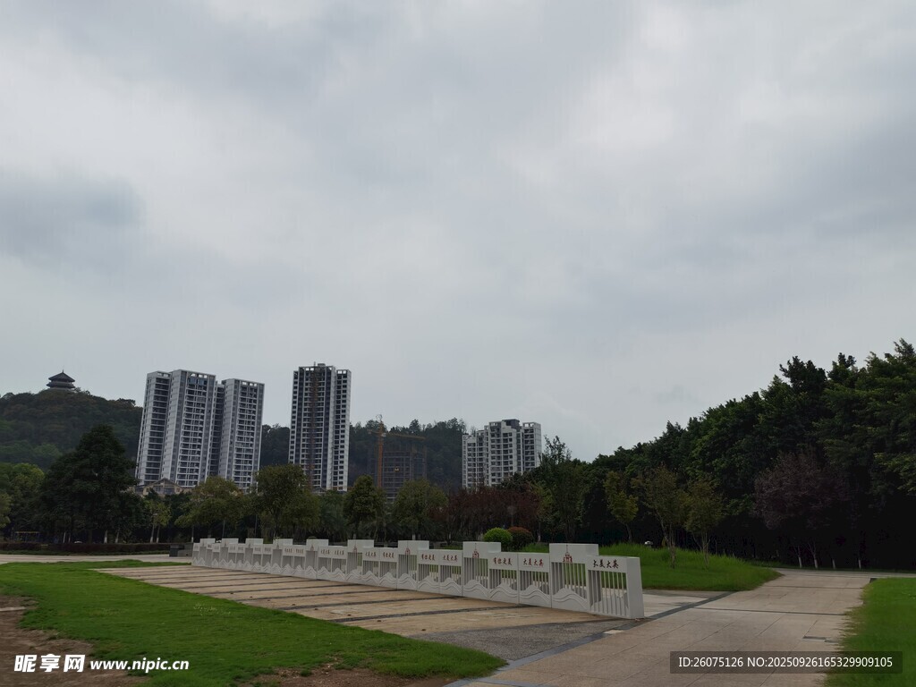 城市边缘的绿地与高楼
