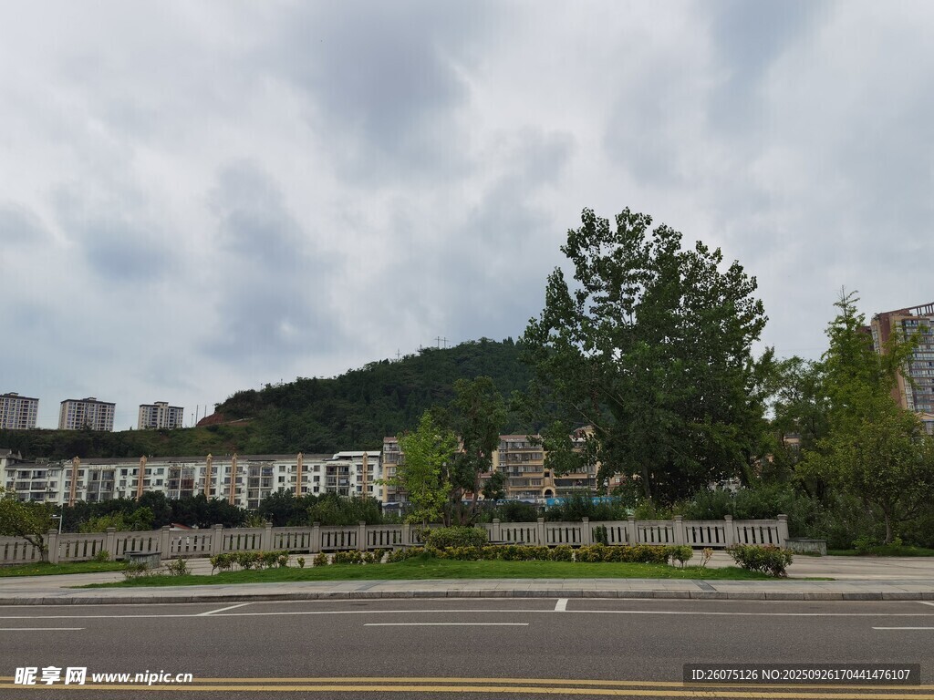 城市边缘的自然与建筑景观