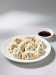 一盘美味饺子配蘸料