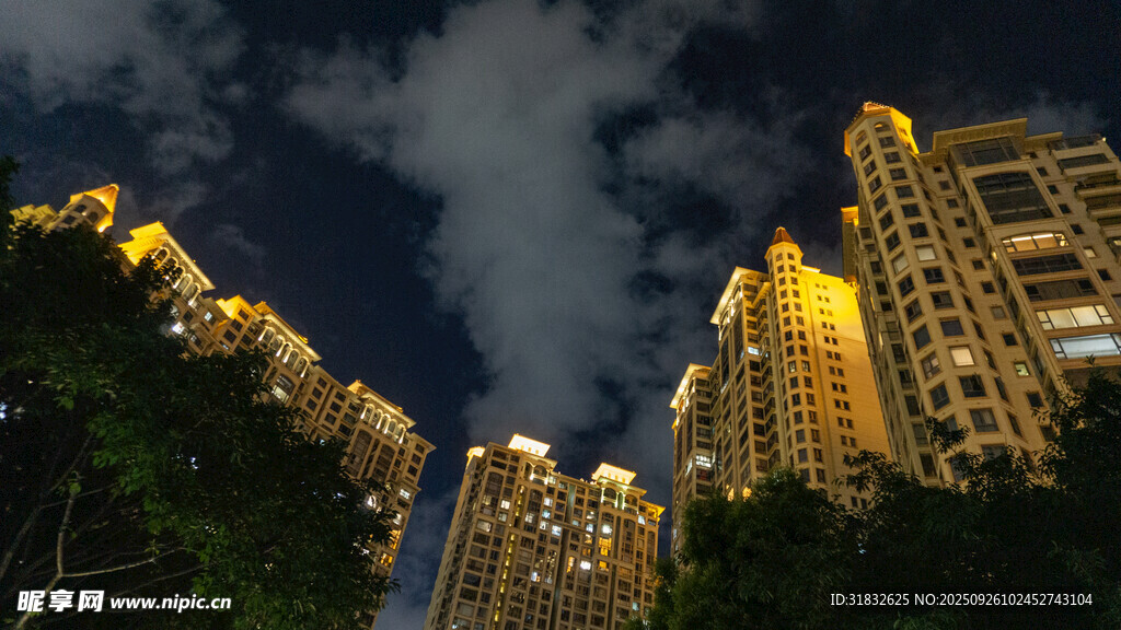 璀璨夜景中的高楼大厦
