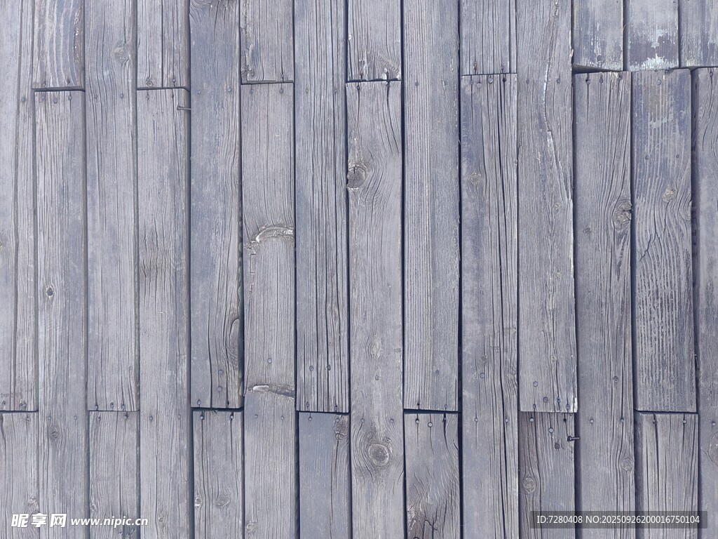 浅灰色木质纹理墙面