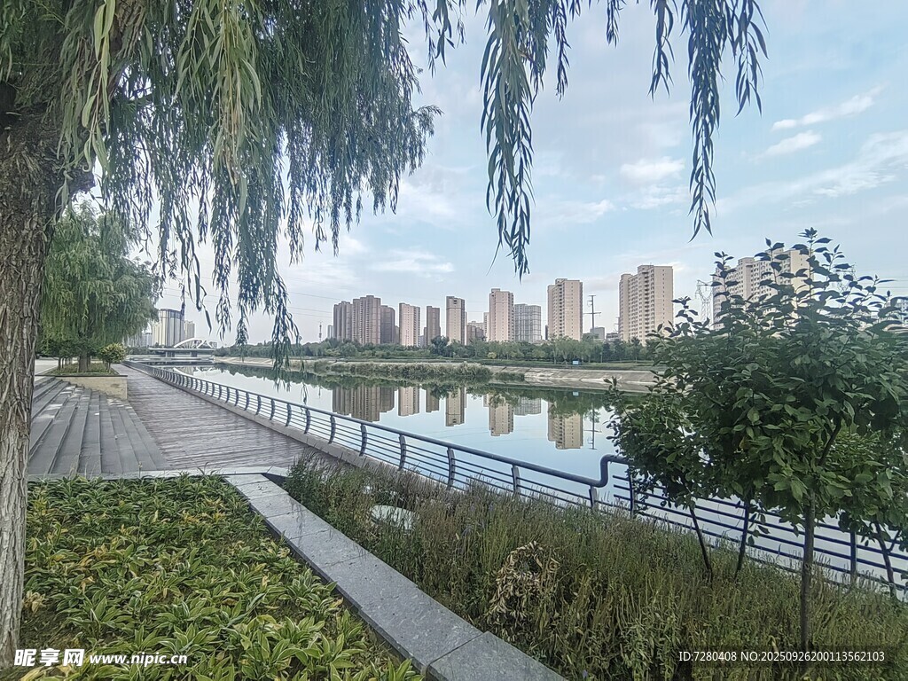 河畔城市风光美景