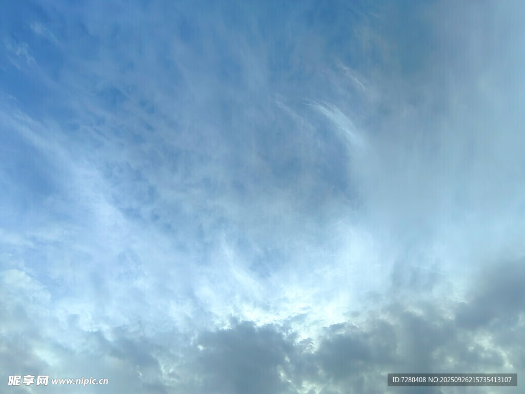 蓝天飘絮状白云美景