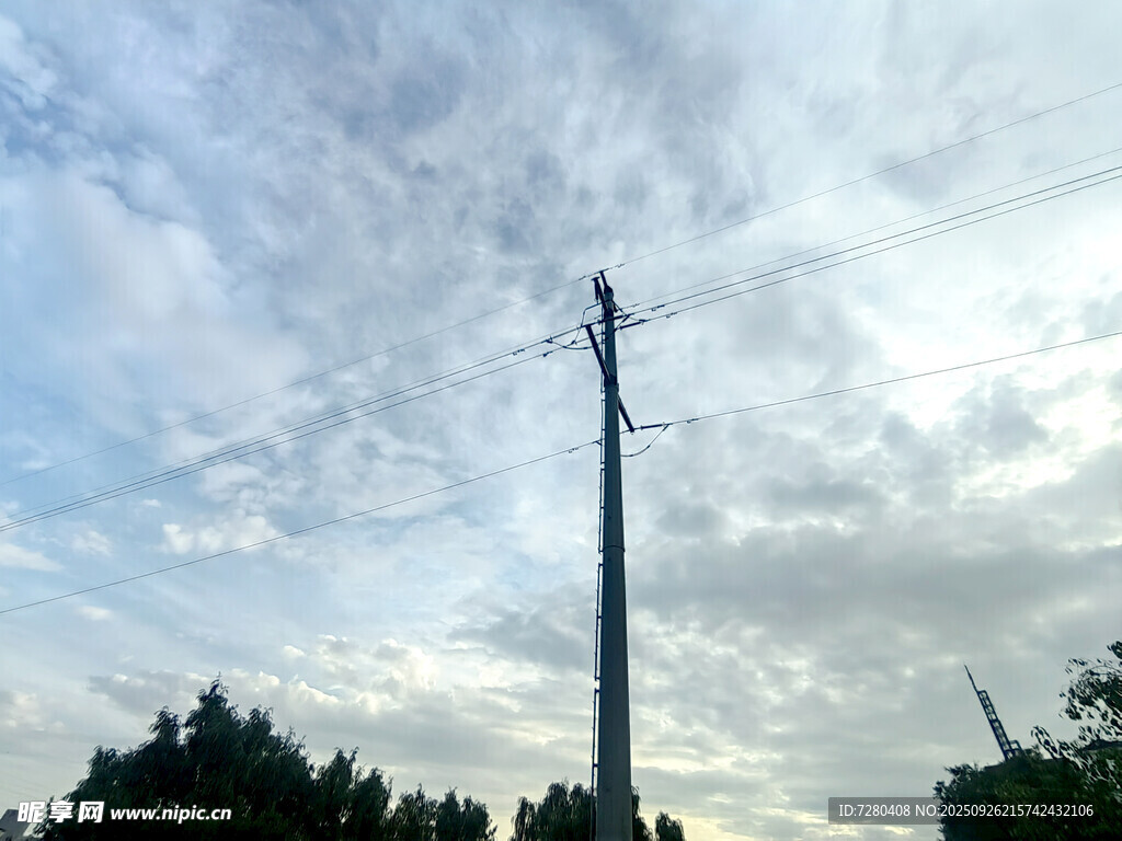 高耸电线杆与天际云朵