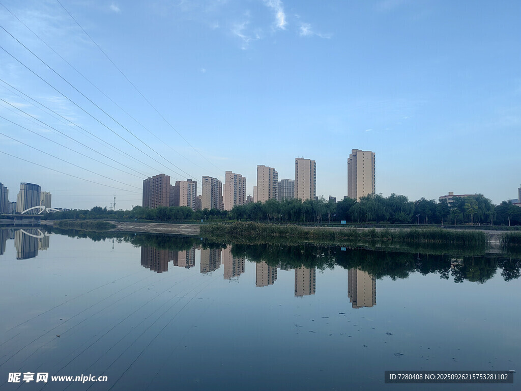 城市河畔风光天空